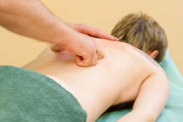 Après l'examen, les spécialistes prescrivent un massage spécial pour traiter l'ostéochondrose thoracique.